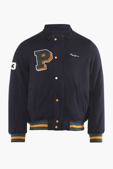 Veste courte bleue de Pepe Jeans, avec une grande lettre P et des bordures à fines rayures.