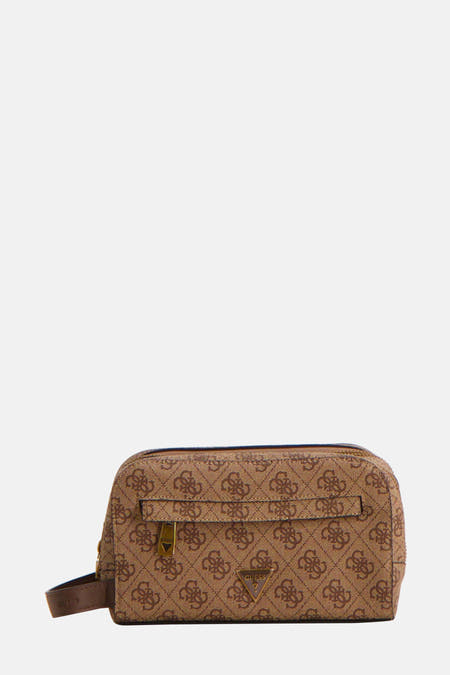 Trousse de toilet Guess en tissu marron avec un motif logo sur toute la surface et une bande de poignet marron.