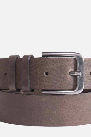 Ceinture grise de Petrol Industries, gros plan de la boucle et du texture argentées.