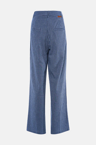 Pantalon bleu rayé d'ADORE, avec poches arrière et une étiquette de marque marron.