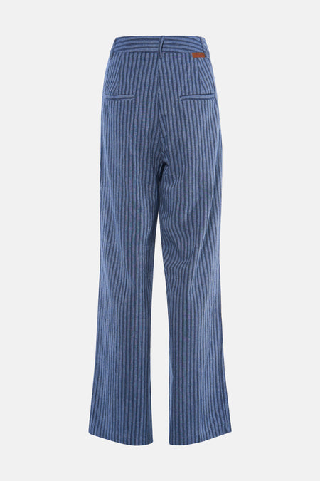 Pantalon bleu rayé d'ADORE, avec poches arrière et une étiquette de marque marron.