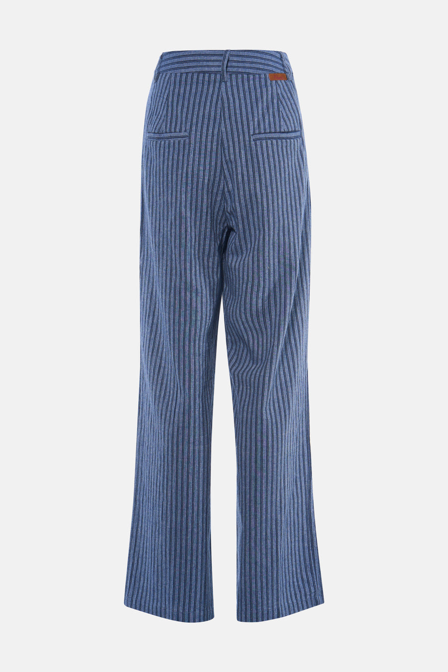 Pantalon bleu rayé d'ADORE, avec poches arrière et une étiquette de marque marron.