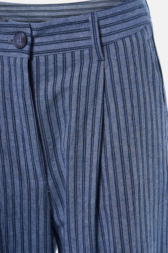 Pantalon bleu ADORE à rayures craie verticales et pli sur le devant.