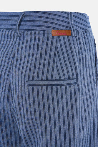 Pantalon bleu ADORE, à rayures craie et avec une poche passepoilée au dos.