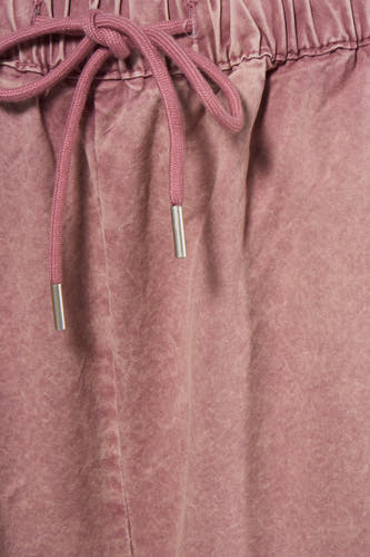 Pantalon rose ADORE, avec une ceinture élastique et un cordon de serrage rose avec embouts métalliques.