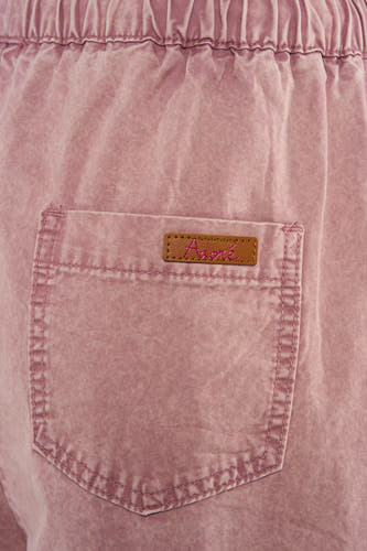 Pantalon rose ADORE, avec une poche arrière et une étiquette en cuir.