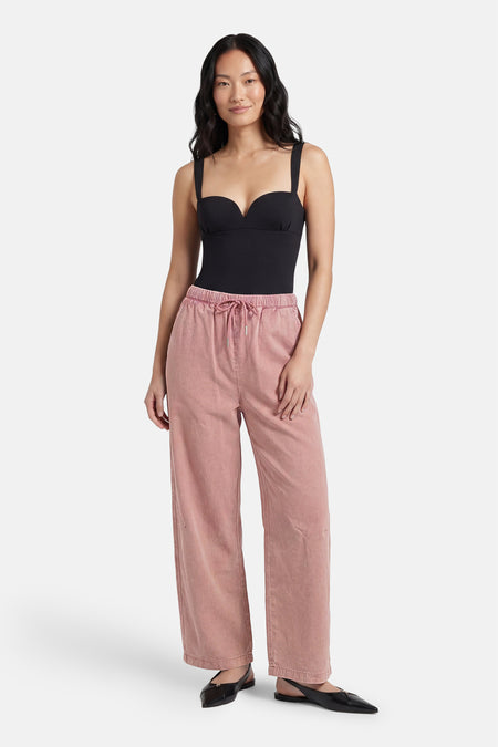Pantalon rose ADORE, à jambes larges et avec cordon de serrage à la taille.