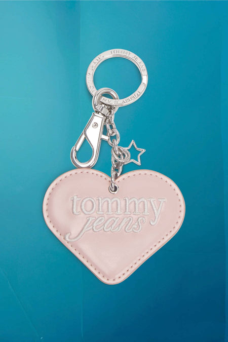 Porte-clés rose Tommy Jeans avec pendentif en forme de cœur et détails argentés.