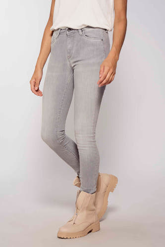 Jean skinny gris de Pepe Jeans, avec une finition stonewashed subtile et associé à des sandales beige.