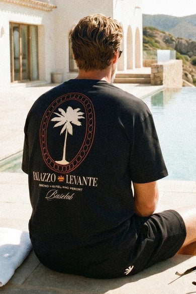 Zwart katoenen T-shirt met palmboomprint van BASELAB, rugzijde, zittend model bij zwembad