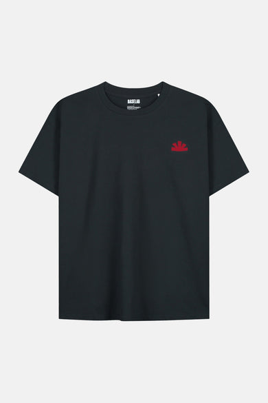 Zwart korte mouwen T-shirt van BASELAB met klein rood logo op borst, minimalistisch design, voorbeeldafbeelding front view