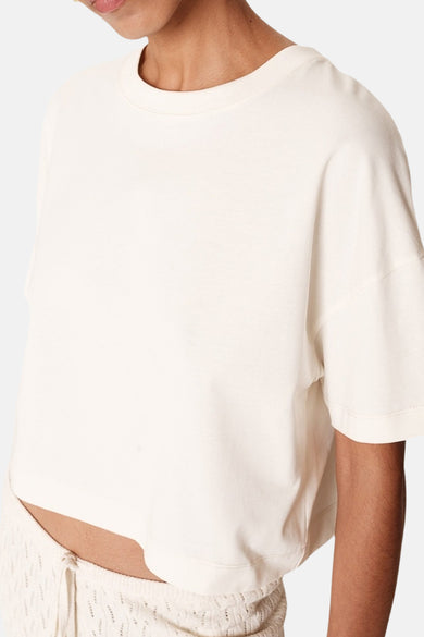 T-shirt écru à manches courtes de GRACE & MILA, avec une coupe décontractée et associé à un pantalon tricoté.