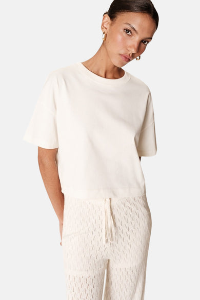 T-shirt écru à manches courtes de Grace & Mila, porté avec un short tricoté.