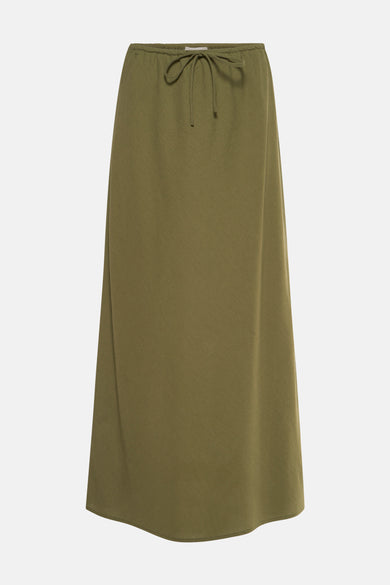 Robe longue verte de GRACE & MILA, avec une ceinture à la taille et un tissu lisse.