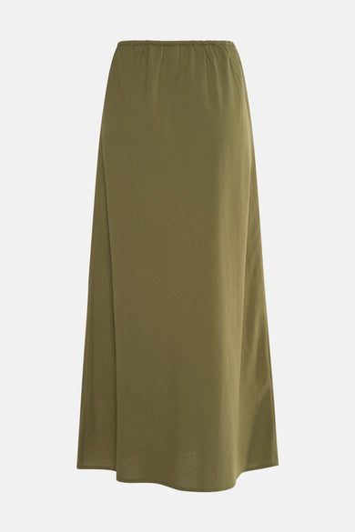 Longue robe verte de GRACE & MILA, avec une ceinture élastique et un tissu lisse.