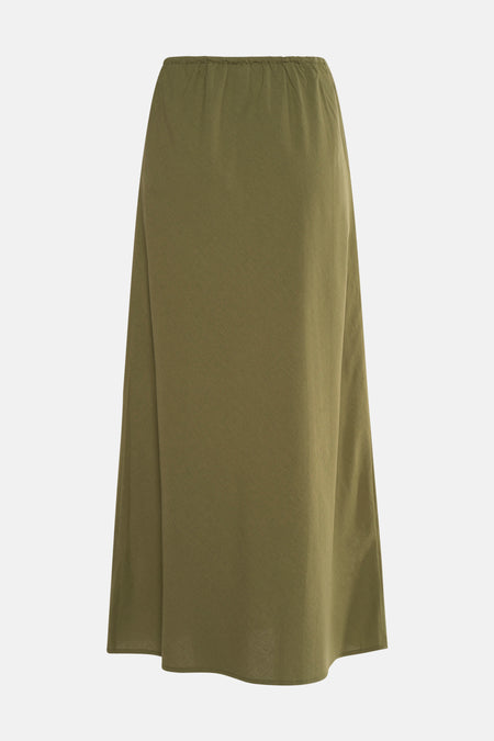 Longue robe verte de GRACE & MILA, avec une ceinture élastique et un tissu lisse.