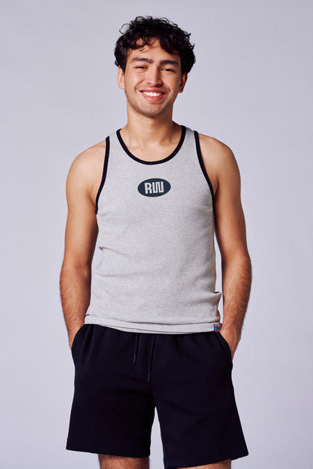 Chemise grise de Rock Werchter 50, avec un bord et un logo no sur le le dos, combinéeée des shorts no..
