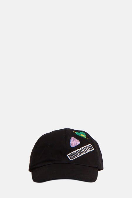 Zwarte pet van Rock Werchter 50 met geborduurde patches en een klein logo op de voorkant.
