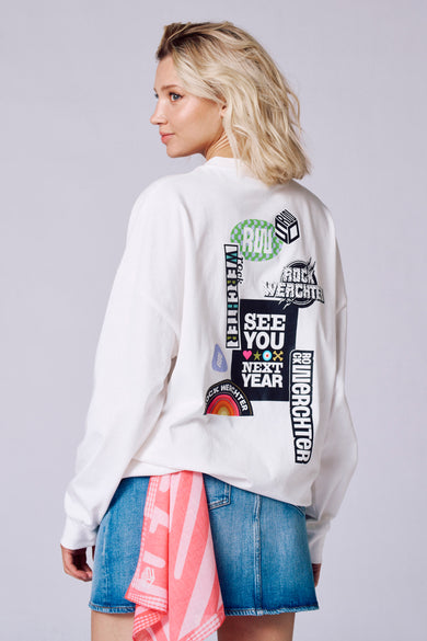 T-shirt blanc à manches longues de Rock Werchter 50, avec des impressions graphiques colorées sur le dos.