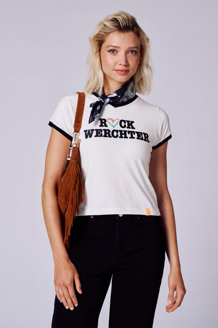 T-shirt blanc à manches courtes de Rock Werchter 50, avec un col noir autour du cou et des manches.