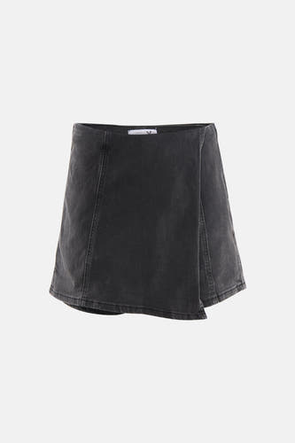 Zwarte denim skort van HAILYS met een overslagontwerp en zichtbare stiksels.