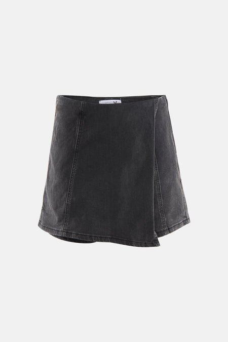Skort en denim noir de HAILYS avec un design portefeuille et des surpiqûres visibles.