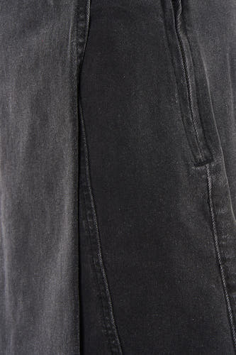Zwarte denim skort van HAILYS, close-up van de stof met naden en stiksels.