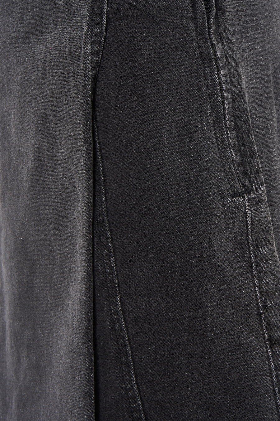 Zwarte denim skort van HAILYS, close-up van de stof met naden en stiksels.