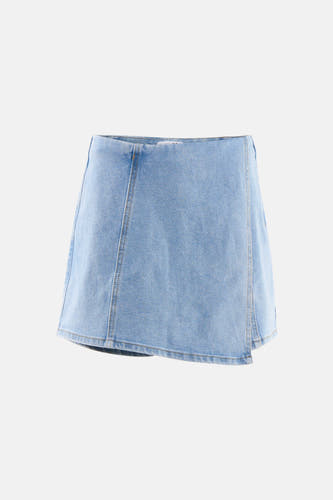 Skort en denim bleu clair de HAILYS avec coutures apparentes et coupe évasée, vue de face.