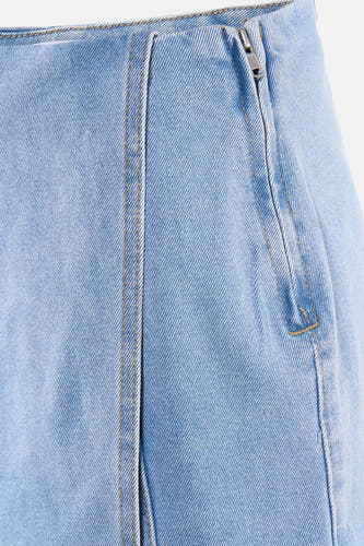 Skort en denim bleu clair de HAILYS avec une fermeture éclair et des surpiqûres contrastées.
