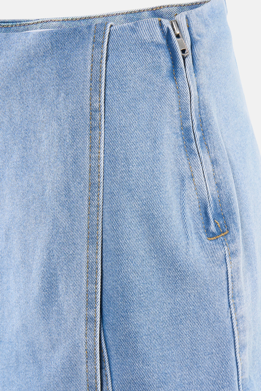 Skort en denim bleu clair de HAILYS avec une fermeture éclair et des surpiqûres contrastées.
