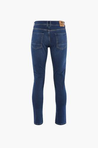 Donkerblauwe tapered jeans van Petrol Industries, met zichtbare achterzakken en een leren label op de tailleband.