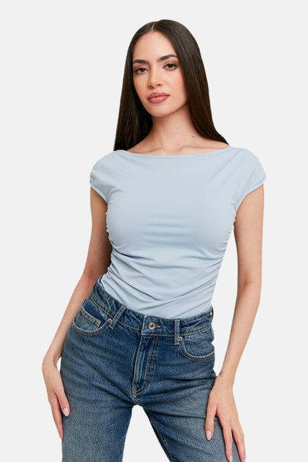 T-shirt bleu de TALLY WEIJL, à manches courtes et détails froncés, combiné avec un jean.