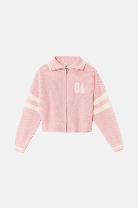 Roze gebreid vest met lange mouwen, witte strepen en nummer 84.