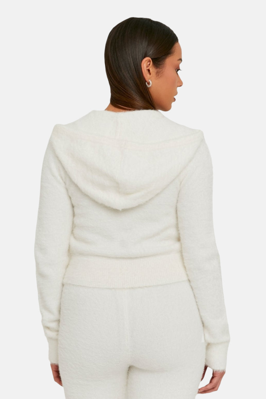 Wit, pluizig vest met capuchon, gezien van achteren.