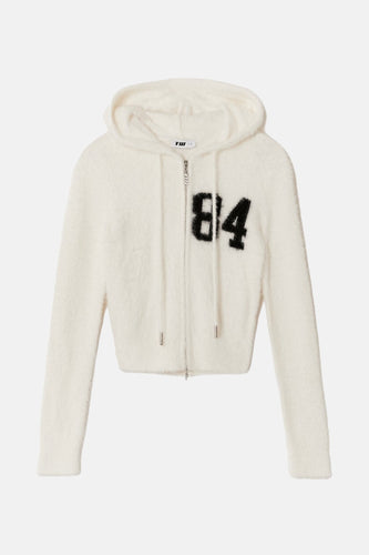 Witte, pluizige crop hoodie met capuchon en zwarte "84" op de borst.