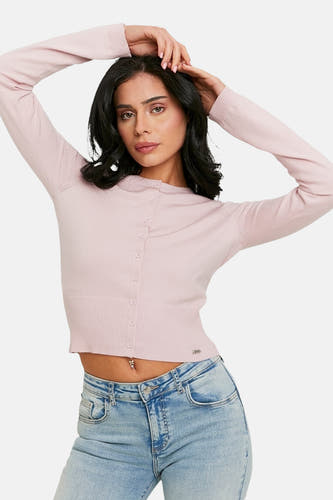 Gilet rose de TALLY WEIJL, porté avec un jean bleu et un piercing au nombril.