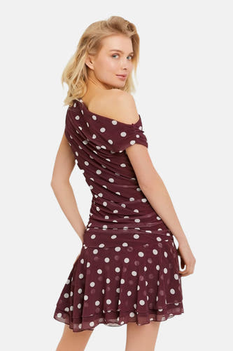 Robe bordeaux de TALLY WEIJL à pois blancs et haut épaules dénudées sur mannequin.