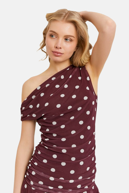 Robe courte une épaule de couleur bordeaux de TALLY WEIJL avec des pois blancs et des plis.