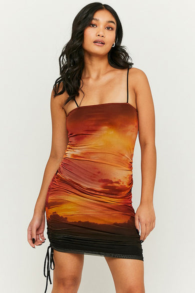 Robe sans manches multicolore de TALLY WEIJL, avec une impression de coucher de soleil et des détails noirs.