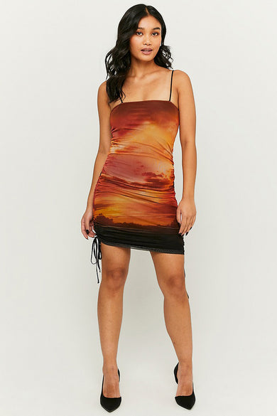 Drap multicolore sans manches de TALLY WEIJL, avec une impression de coucher de soleil et des accents noirs en bas.