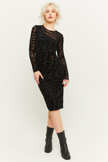 Robe noire à longues manches de TALLY WEIJL, avec un motif étoilé et associée à des bottes.