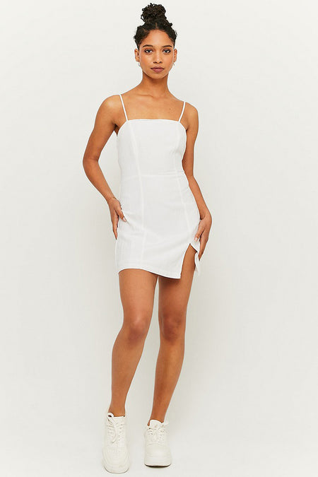 Robe blanche sans manches de TALLY WEIJL, modèle ajusté avec fente latérale et fines bretelles, vue de face sur un mannequin portant des baskets blanches
