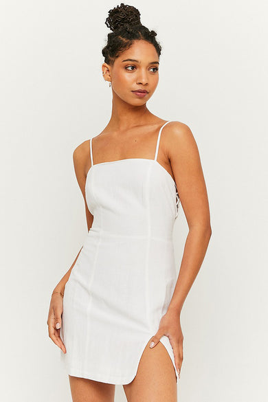 Robe blanche sans manches de TALLY WEIJL, modèle ajusté avec fentes latérales et fines bretelles, vue de face sur le mannequin