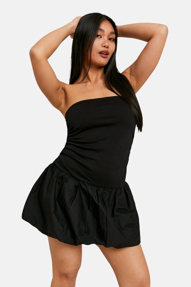 Robe sans manches noire de TALLY WEIJL avec un modèle taillé et une jupe qui tombe.