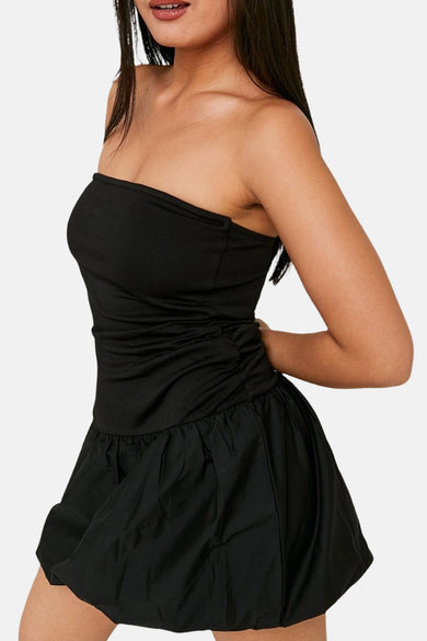 Robe sans manches noire de TALLY WEIJL, avec des détails plissés et une jupe ballon.