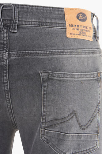 Jean slim de couleur gris foncé de Petrol Industries, avec un lavage vintage et des boutons décoratifs sur la poche arrière.