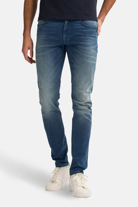 Jean slim fit en denim par Petrol Industries® dans un lavage bleu moyen.