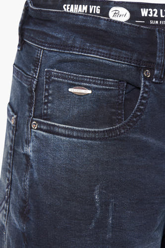 Jean en denim bleu marine de Petrol Industries, avec un lavage vintage subtil et des détails métalliques.