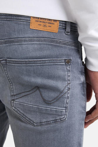 Jean slim fit en denim gris clair de Petrol Industries avec une poche arrière et un étiquette en cuir.